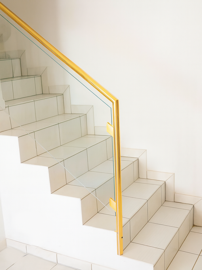 Vorher – ursprüngliche Treppenführung Gerade Treppe mit abruptem Richtungswechsel und wenig harmonischem Übergang zum Wohnbereich