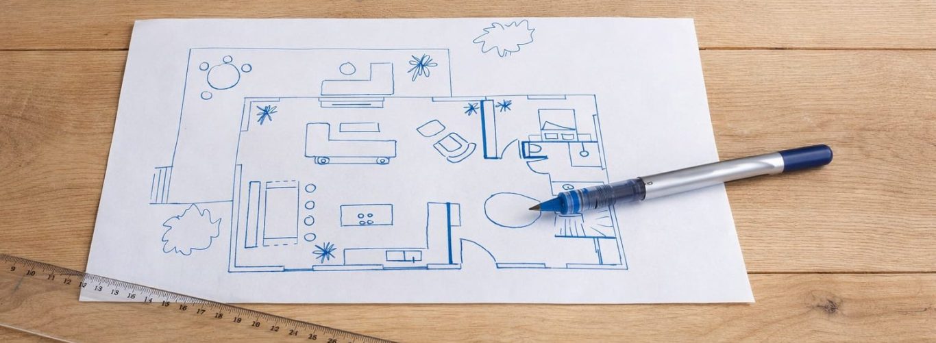 Grundrissplanung findet Potenziale Architekturplan mit Werkzeugen auf Holztisch, stellvertretend für Grundrissplanung, Innenarchitektur und Projektvorbereitung.