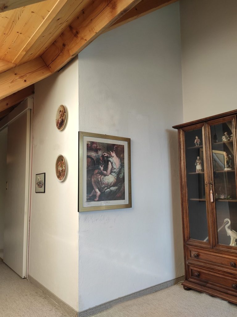 Vorher – ungenutzter Bereich durch einfache Bauweise des Treppenhauses Dachgeschoss mit geschlossener Wand neben der Treppe und wenig nutzbarem Raum